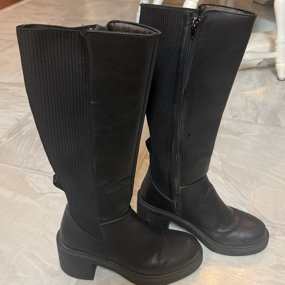 Tall black boots - Picture 3 of 11